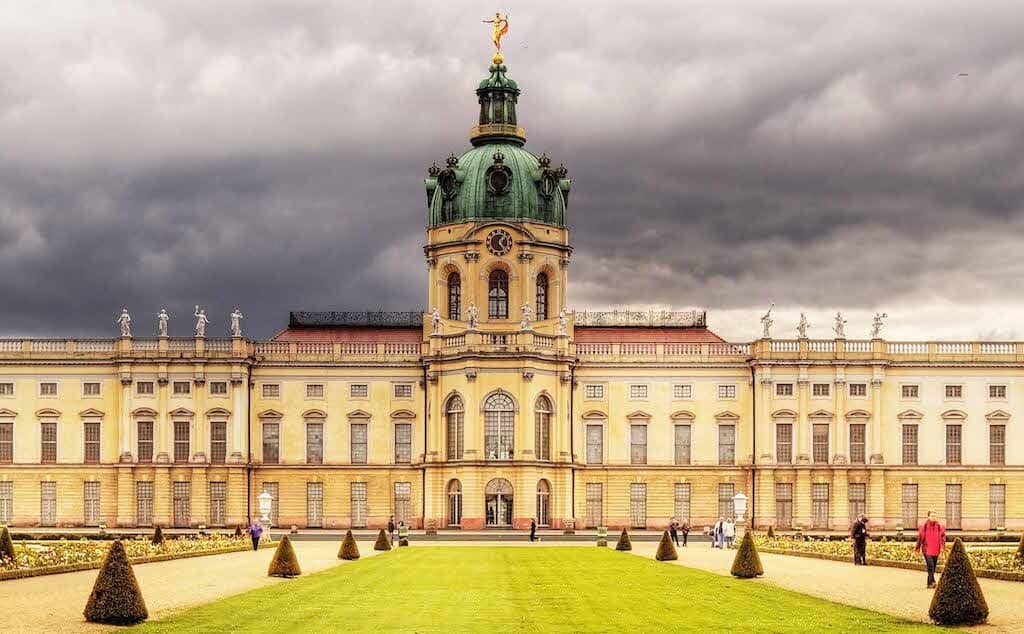 history of the amber room starts at Charlottenburg Palace