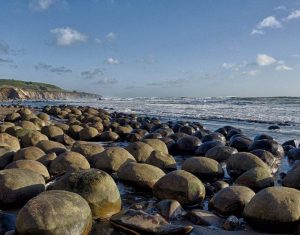 Bowling Ball Beach CA e1499444579804 300x235 Rareza de la naturaleza Moeraki Boulders, Las misteriosas esferas de piedra de Nueva Zelanda