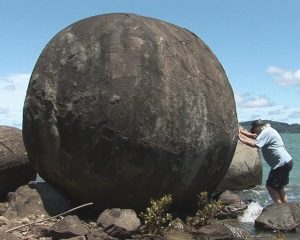 Koutu boulder11 e1499444256495 300x240 Rareza de la naturaleza Moeraki Boulders, Las misteriosas esferas de piedra de Nueva Zelanda