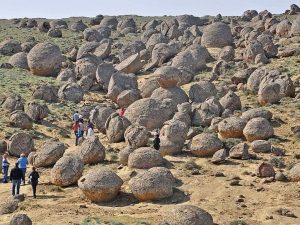 Valley of Ball Torysh Kazakhstan e1499444819467 300x225 Rareza de la naturaleza Moeraki Boulders, Las misteriosas esferas de piedra de Nueva Zelanda